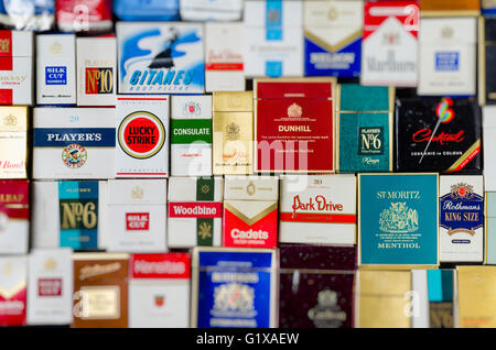 Paquets de cigarettes ancien Divers Banque D'Images