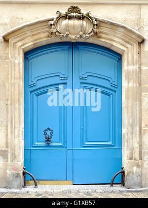 Une porte bleue à Paris, France Banque D'Images