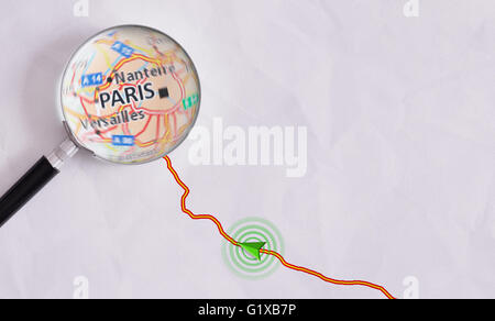 Itinéraire sur feuille de papier avec le GPS et de la symbologie loupe mettant Paris. Itinéraire de voyage Concept Banque D'Images