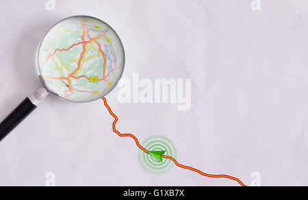 Itinéraire sur feuille de papier avec le GPS et de la symbologie loupe mettant en évidence sur la carte. Concept itinéraire vers une destination de voyage Banque D'Images