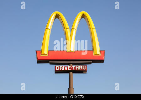 La chaîne de restauration rapide américaine MCDONALD'S restaurant Logo contre le ciel bleu. Fort Worth, Texas, États-Unis Banque D'Images