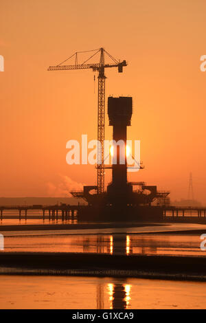 Le lever du soleil sur la Mersey Gateway Bridge actuellement en construction pour relier la rivière Mersey entre Runcorn et Widnes. Banque D'Images