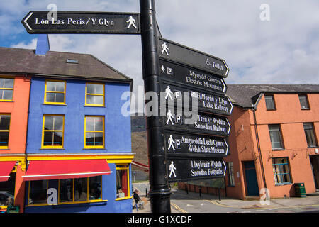 Signe en face de tourisme Pete's Eats Cafe dans le village de Llanberis situé au pied de Snowdon. Banque D'Images