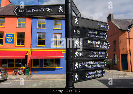 Signe en face de tourisme Pete's Eats Cafe dans le village de Llanberis situé au pied de Snowdon. Banque D'Images