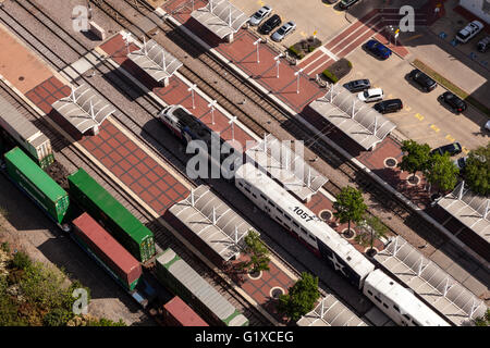 Vue aérienne de la gare centrale de Dallas avec un Trinity Railway Express Banque D'Images