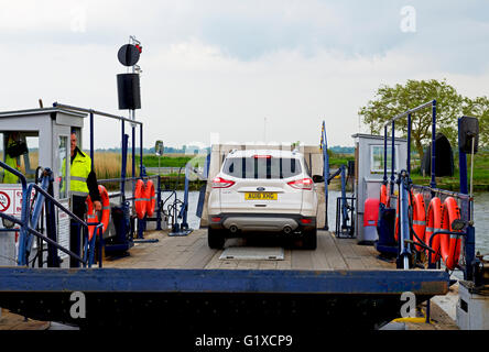 Ferry, prendre des voitures de l'autre côté de la rivière Yare à Reedham, Norfolk, Angleterre, Royaume-Uni Banque D'Images