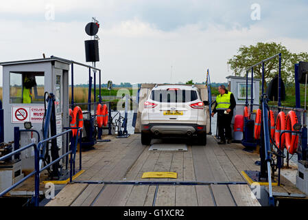 Ferry, prendre des voitures de l'autre côté de la rivière Yare à Reedham, Norfolk, Angleterre, Royaume-Uni Banque D'Images