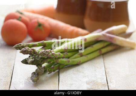 Certains les asperges sur une table en bois blanc, dans une cuisine rustique. Copie vide de l'espace pour l'éditeur de texte. Banque D'Images