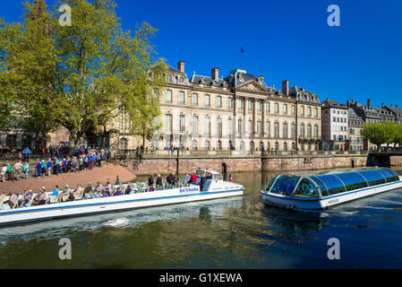 Visites des bateaux d'excursion et 'Palais des Rohan' du Palais Rohan, Strasbourg, Alsace, France Banque D'Images