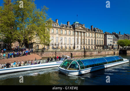 Visite touristique de la ville bateaux de croisière, Palais Rohan Palais et musée du 18th siècle, Strasbourg, Alsace, France, Europe Banque D'Images