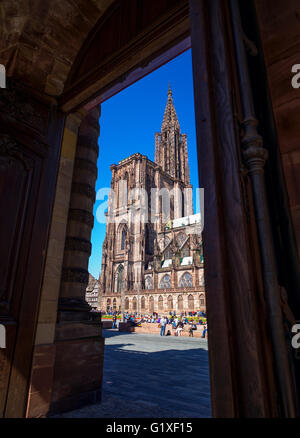 Place du Château place avec Notre-Dame cathédrale gothique du 14e siècle, Strasbourg, Alsace, France, Europe, Banque D'Images