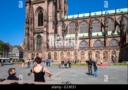 Violoniste femelle, Place du Château square et de la cathédrale Notre-Dame du 14e siècle, Strasbourg, Alsace, France, Europe Banque D'Images