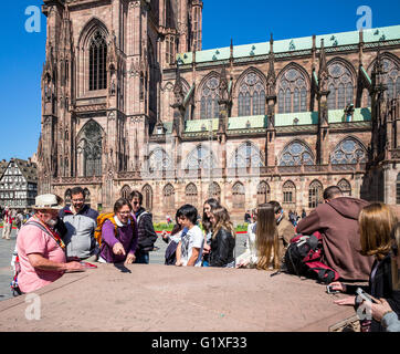 Avec les élèves de l'enseignant, Place du Château et la place Notre-Dame cathédrale gothique du 14e siècle, Strasbourg, Alsace, France, Europe Banque D'Images