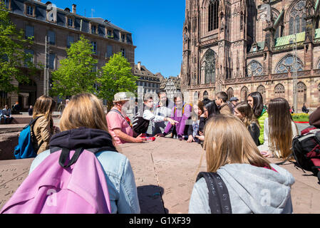 Avec les élèves de l'enseignant, Place du Château et la place Notre-Dame cathédrale gothique du 14e siècle, Strasbourg, Alsace, France, Europe Banque D'Images