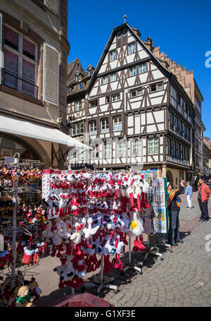 Boutique de souvenirs avec stork peluches en vente et maison à colombages, Strasbourg, Alsace, France Banque D'Images