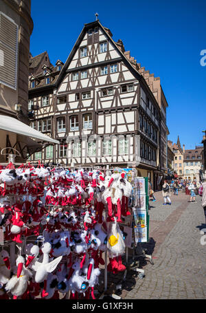 Boutique de souvenirs vend stork peluches et maison à colombages, Strasbourg, Alsace, France, Europe Banque D'Images