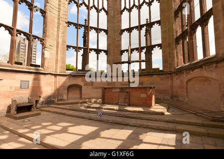 Le sanctuaire en ruine, ancienne cathédrale St Michaels, bombardé pendant la Seconde Guerre mondiale, Coventry, Warwickshire UK Banque D'Images
