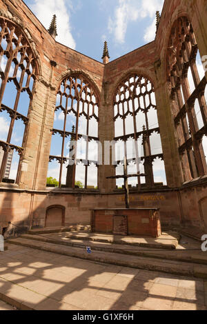Le sanctuaire en ruine, ancienne cathédrale St Michaels, bombardé pendant la Seconde Guerre mondiale, Coventry, Warwickshire UK Banque D'Images
