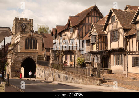 Seigneur Leycester Hospital et de la porte ouest, la High Street, Warwick ville médiévale scène de rue, Warwick, Warwickshire, Angleterre, Royaume-Uni Banque D'Images