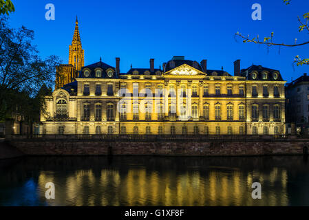 Palais Rohan, Palais des Rohan 18e siècle et la cathédrale de Spire la nuit, Strasbourg, Alsace, France Banque D'Images