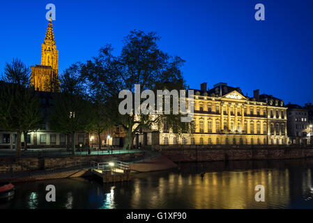 Palais Rohan, Palais des Rohan 18e siècle et la cathédrale de Spire la nuit, Strasbourg, Alsace, France Banque D'Images