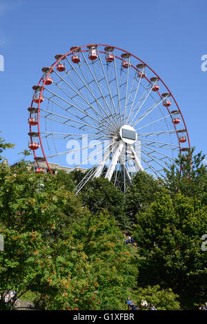 Edinburgh Festival roue par les jardins de Princes Street. Une structure temporaire soulevé pour la saison des festivals. Banque D'Images