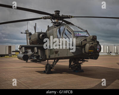 Boeing AH-64 APACHE HELICOPTER au repos sur l'aire de l'aérodrome Banque D'Images