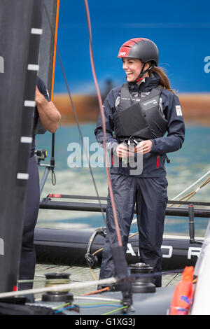 La duchesse de Cambridge à bord d'un catamaran de l'America's Cup lors d'une visite à Sir Ben Ainslie's Land Rover base BAR à Portsmouth Banque D'Images