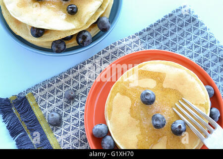 Crêpes sans gluten bluebbery sur bleu tapis de table et de table Banque D'Images