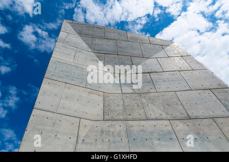 Low angle view of la détail architectural du printemps Street Salt Shed, NYC, conçu pour ressembler à un cristal de sel. Banque D'Images