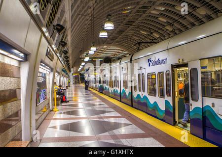 Sound Transit Link Light Rail train dans la gare de Pioneer Square à Seattle, Washington Banque D'Images