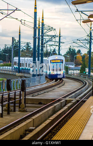 Sound Link Light Rail Transit train entrant dans la Gare Boulevard International/Tukwila Banque D'Images