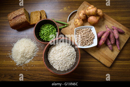 L'ingrédient alimentaire sur table de cuisine en bois Banque D'Images