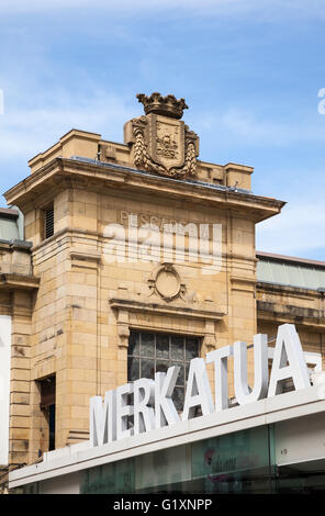 Détail ensoleillé de la vue de face du marché aux poissons de San Sebastian, Espagne montrant la crête tout contre un ciel bleu Banque D'Images