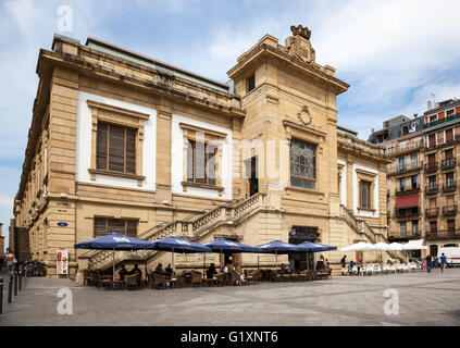 Vue sur le marché aux poissons de San Sebastian, en Espagne, avec des gens qui se détendent sous les rayons du soleil pour prendre des rafraîchissements Banque D'Images