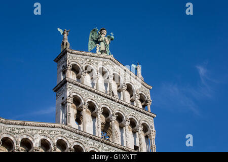 Statue de Saint Michel Archange perché au sommet de l'église de San Michele dans le village toscan de Lucca, Italie. Banque D'Images