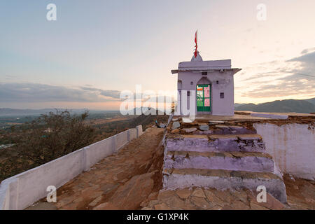 La gayatri Temple sur le sommet de la colline après le lever du soleil et situé à Pushkar, Inde. Banque D'Images