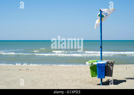 Le recyclage sur la plage, ciel bleu Banque D'Images