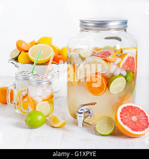 L'eau aromatisée aux fruits infusés de Detox, limonade, cocktail dans un distributeur de boissons avec fruits frais Banque D'Images