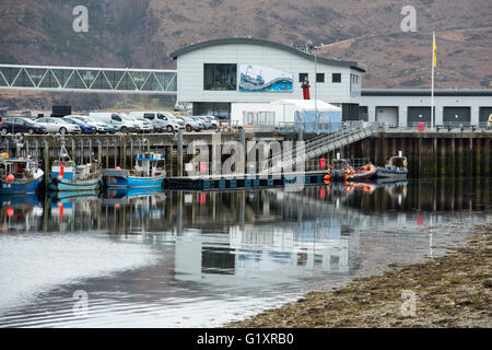 Encore de réflexion miroir bateaux dans le port d'Ullapool, Wester Ross Scotland UK Banque D'Images