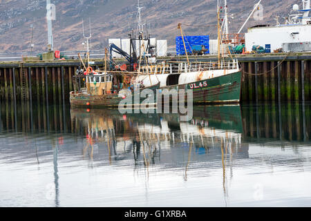 Encore de réflexion miroir bateaux dans le port d'Ullapool, Wester Ross Scotland UK Banque D'Images