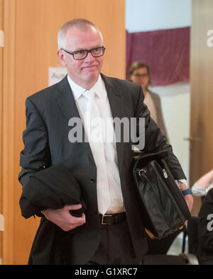 Potsdam, Allemagne. 20 mai, 2016. Procureur de la République et chef de l'office des poursuites des crimes nazis, Andreas Brendel, arrive pour une séance dans le procès contre Reinhold Hanning à Detmold, Allemagne, 20 mai 2016. Le 94-year-old World War II garde SS fait face à une accusation de complicité d'au moins 170 000 meurtres au camp de concentration d'Auschwitz. Etat des procureurs qu'il était membre de la SS Totenkopf (Tête de mort) et de la Division qu'il était stationné à la mort du régime nazi camp entre début de 1943 et juin 1944. Photo : BERND THISSEN/dpa/Alamy Live News Banque D'Images