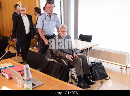 Potsdam, Allemagne. 20 mai, 2016. Défendeur Reinhold Hanning arrive pour une séance du procès contre lui, à Detmold, Allemagne, 20 mai 2016. Le 94-year-old World War II garde SS fait face à une accusation de complicité d'au moins 170 000 meurtres au camp de concentration d'Auschwitz. Etat des procureurs qu'il était membre de la SS Totenkopf (Tête de mort) et de la Division qu'il était stationné à la mort du régime nazi camp entre début de 1943 et juin 1944. Photo : BERND THISSEN/dpa/Alamy Live News Banque D'Images