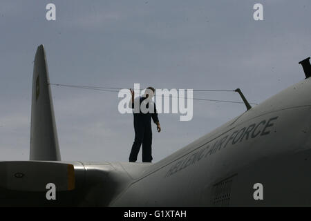 L'île de Crète. 20 mai, 2016. Un officier de la Force aérienne grecque inspecte un C-130 à la base militaire grec de Kastelli, en Crète island le 20 mai 2016. Avions militaires grecs ont participé depuis jeudi dans l'opération de recherche pour les disparus du vol Egyptair. Les forces armées égyptiennes a dit dans une déclaration vendredi il avait trouvé certaines parties de débris de l'avion d'EgyptAir manquantes 290 kilomètres au nord de la ville côtière d'Alexandrie. Credit : Marios Lolos/Xinhua/Alamy Live News Banque D'Images