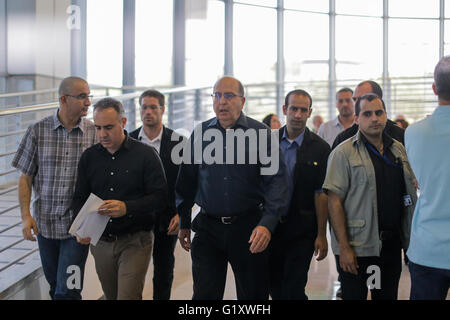 Jérusalem, Israël. 20 mai, 2016. Le Ministre israélien de la défense, Moshe Yaalon (4L) quitte après avoir annoncé sa démission à la presse, à son bureau à Tel Aviv, Israël, le 20 mai 2016. Yaalon a démissionné du gouvernement et à la Knesset (Parlement) à la suite d'une mauvaise 'trust' dans le Premier ministre israélien Benjamin Netanyahu à la suite de la décision de ce dernier d'élargir la coalition gouvernementale. Crédit : Daniel Bar sur/JINI/Xinhua/Alamy Live News Banque D'Images