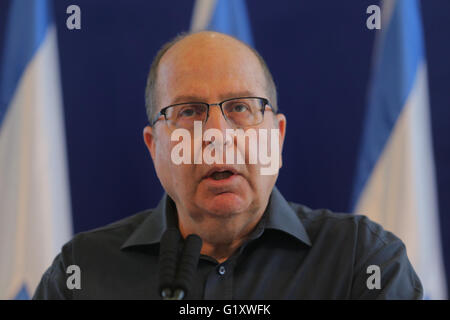 Jérusalem, Israël. 20 mai, 2016. Le Ministre israélien de la défense, Moshe Yaalon, prend la parole lors d'une conférence de presse au Ministère de la Défense à Tel Aviv, Israël, le 20 mai 2016. Yaalon a démissionné du gouvernement et à la Knesset (Parlement) à la suite d'une mauvaise 'trust' dans le Premier ministre israélien Benjamin Netanyahu à la suite de la décision de ce dernier d'élargir la coalition gouvernementale. Crédit : Daniel Bar sur/JINI/Xinhua/Alamy Live News Banque D'Images