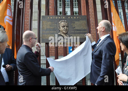 Berlin, Allemagne. 20 mai, 2016. Le premier ministre tchèque Bohuslav Sobotka (gauche) et Ministre-président de l'État fédéral du Brandebourg Dietmar Woidke (droite) a dévoilé une plaque commémorative en l'honneur de l'entre-deux guerres leader social-démocrate tchécoslovaque Antonin Hampl à Berlin, Allemagne, le 20 mai 2016. La plaque avec un texte bilingue est affiché sur un mur de la prison de Moabit dans lequel Hampl est mort en raison de la cruauté nazie en 1942. © Jakub Strihavka/CTK Photo/Alamy Live News Banque D'Images