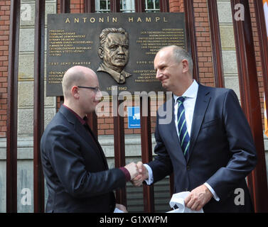 Berlin, Allemagne. 20 mai, 2016. Le premier ministre tchèque Bohuslav Sobotka (gauche) et Ministre-président de l'État fédéral du Brandebourg Dietmar Woidke (droite) a dévoilé une plaque commémorative en l'honneur de l'entre-deux guerres leader social-démocrate tchécoslovaque Antonin Hampl à Berlin, Allemagne, le 20 mai 2016. La plaque avec un texte bilingue est affiché sur un mur de la prison de Moabit dans lequel Hampl est mort en raison de la cruauté nazie en 1942. © Jakub Strihavka/CTK Photo/Alamy Live News Banque D'Images