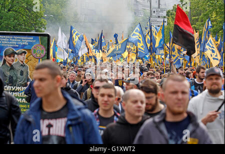 Kiev, Ukraine. 20 mai, 2016. Membres et sympathisants du bataillon du bénévole' Azov 'assister à une marche dans le centre de Kiev, Ukraine, le 20 mai 2016. Les militants ont exigé l'interdiction de toutes les élections à l'Est jusqu'à ce que l'Ukraine fait le plein respect des accords de Minsk et a protesté contre un projet de loi pour donner un statut spécial aux régions de l'Est. Credit : Vasyl Shevchenko/ Pacific Press/Alamy Live News Banque D'Images