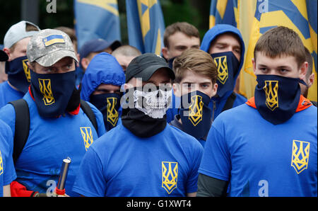 Kiev, Ukraine. 20 mai, 2016. Membres et sympathisants du bataillon du bénévole' Azov 'assister à une marche près du Parlement, à Kiev, Ukraine, le 20 mai 2016. Les militants ont exigé l'interdiction de toutes les élections à l'Est jusqu'à ce que l'Ukraine fait le plein respect des accords de Minsk et a protesté contre un projet de loi pour donner un statut spécial aux régions de l'Est. Credit : Vasyl Shevchenko/ Pacific Press/Alamy Live News Banque D'Images